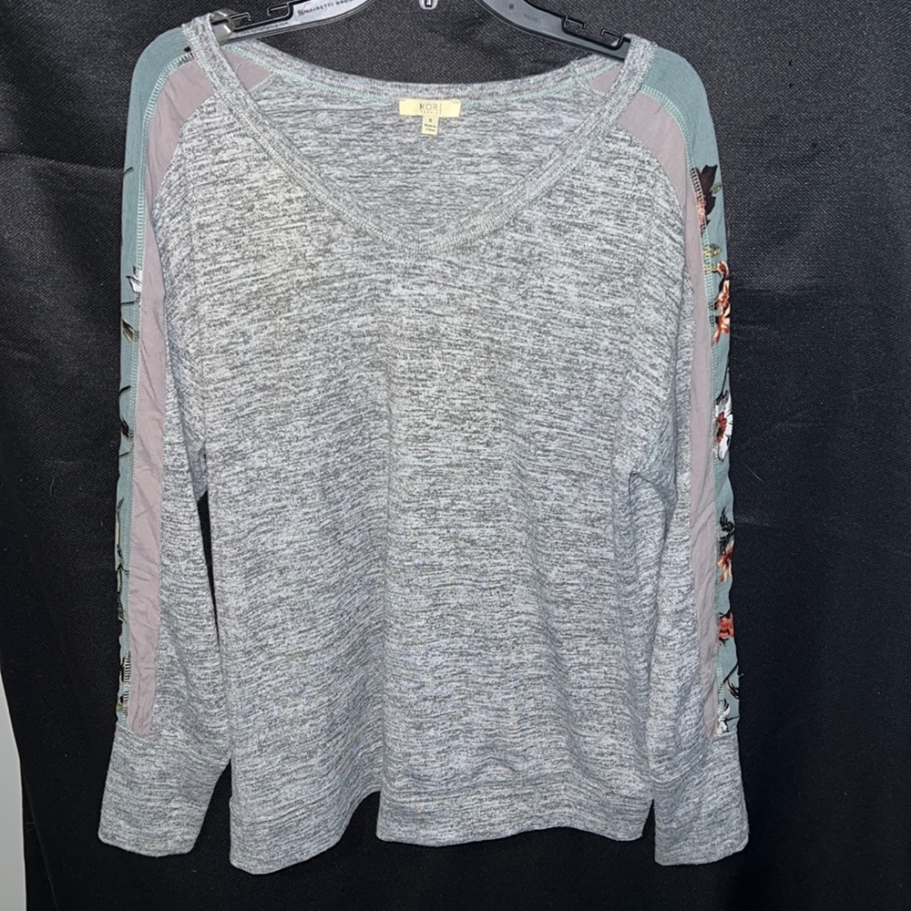 Lightweight long sleeve from Kori America. Super cute top with floral sleeves -S